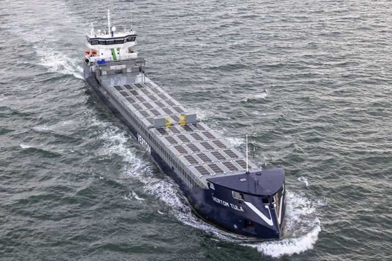 Dünyada bir ilk: Yük gemisine güneş enerjisi santrali kuruldu